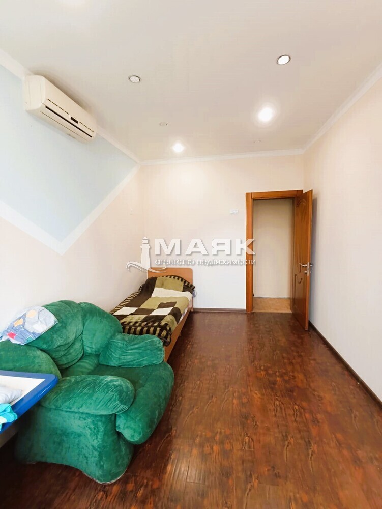 Дом 370.7 кв.м на участке 6.4 сот