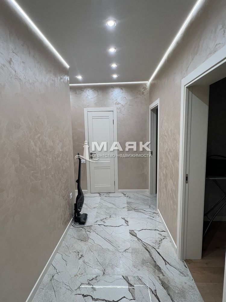 2-к. квартира 70.8 кв.м, 2/14