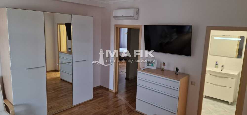 Дом 738.1 кв.м на участке 10 сот