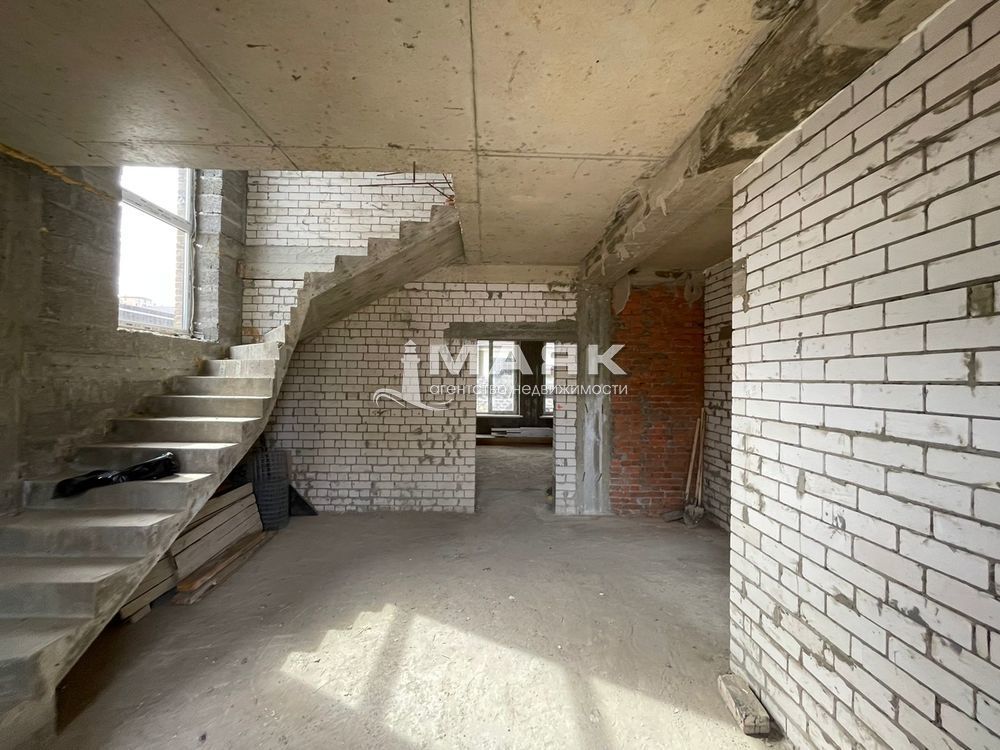 Дом 269 кв.м на участке 5.5 сот