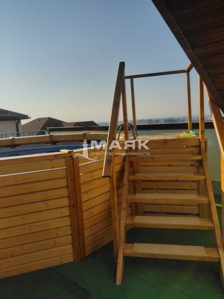 Дом 223 кв.м на участке 1 сот