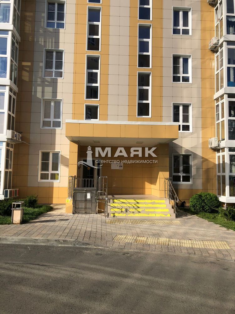 2-к. квартира 71.1 кв.м, 1/8