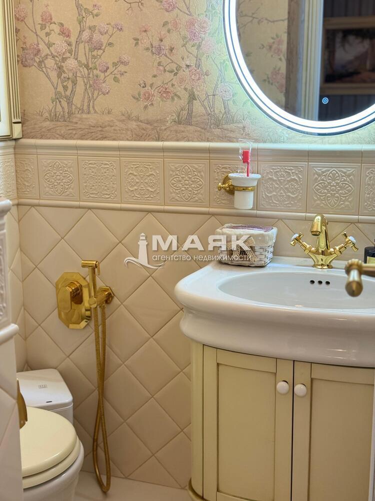 3-к. квартира 159.9 кв.м, 8/15