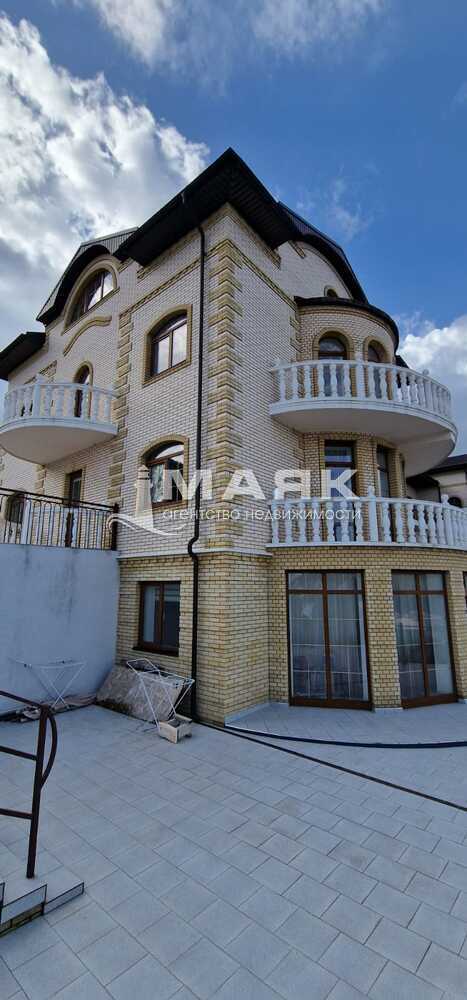 Дом 738.1 кв.м на участке 10 сот